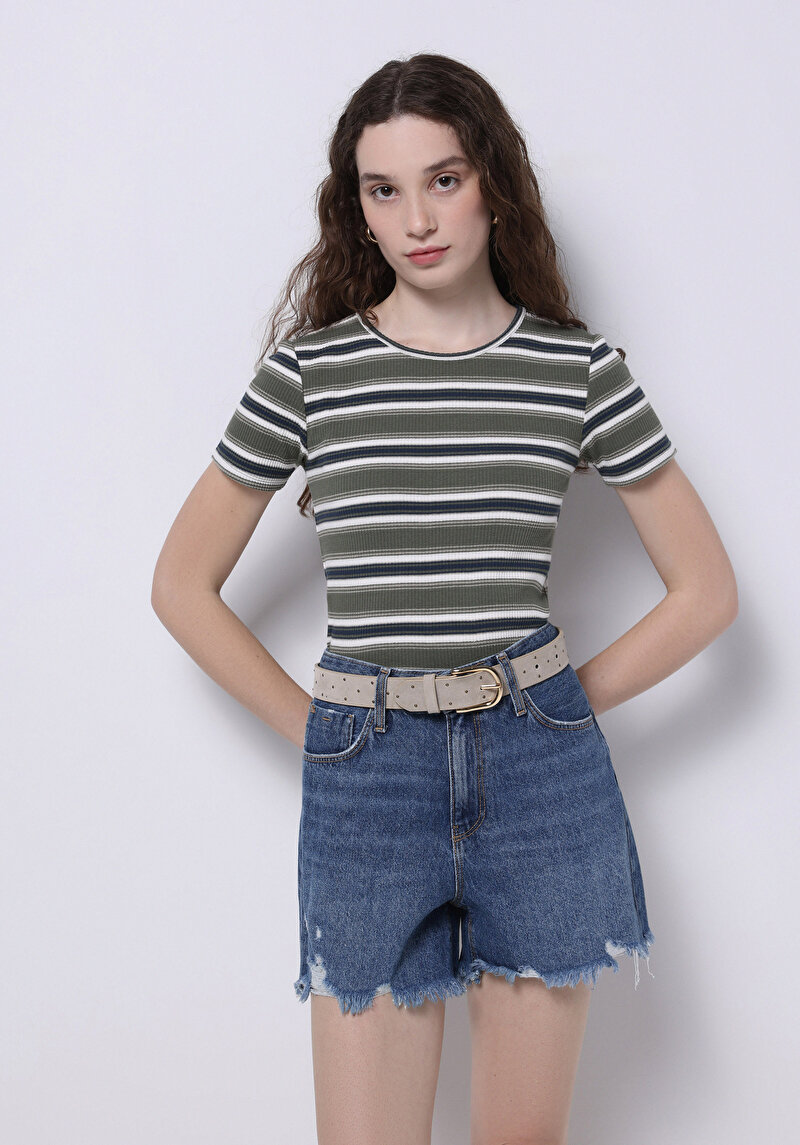 Изображение Женская зелёная футболка slim fit в полоску с круглым вырезом и короткими рукавами