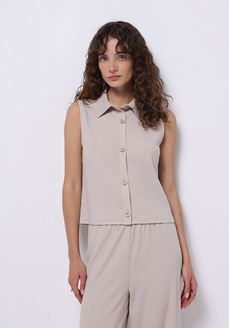 Изображение Женская бежевая футболка приталенного кроя без рукавов