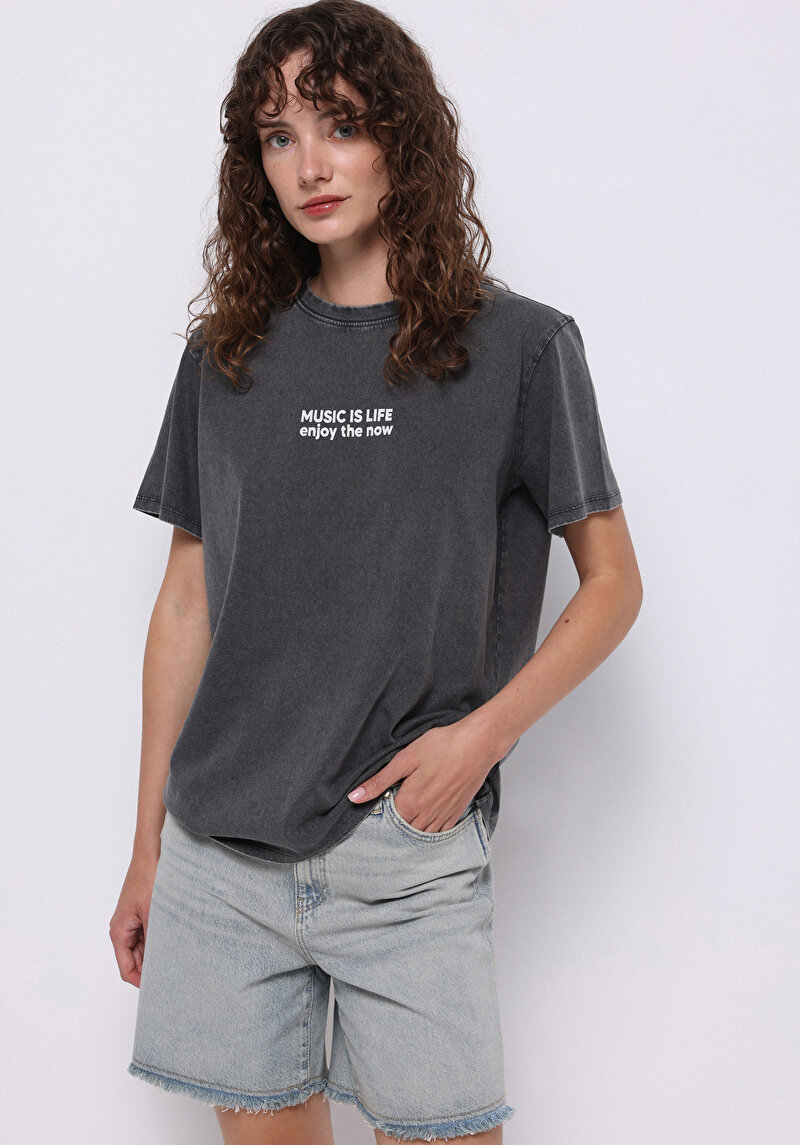 Изображение Женская антрацитовая футболка с принтом стандартного кроя с круглым вырезом и короткими рукавами