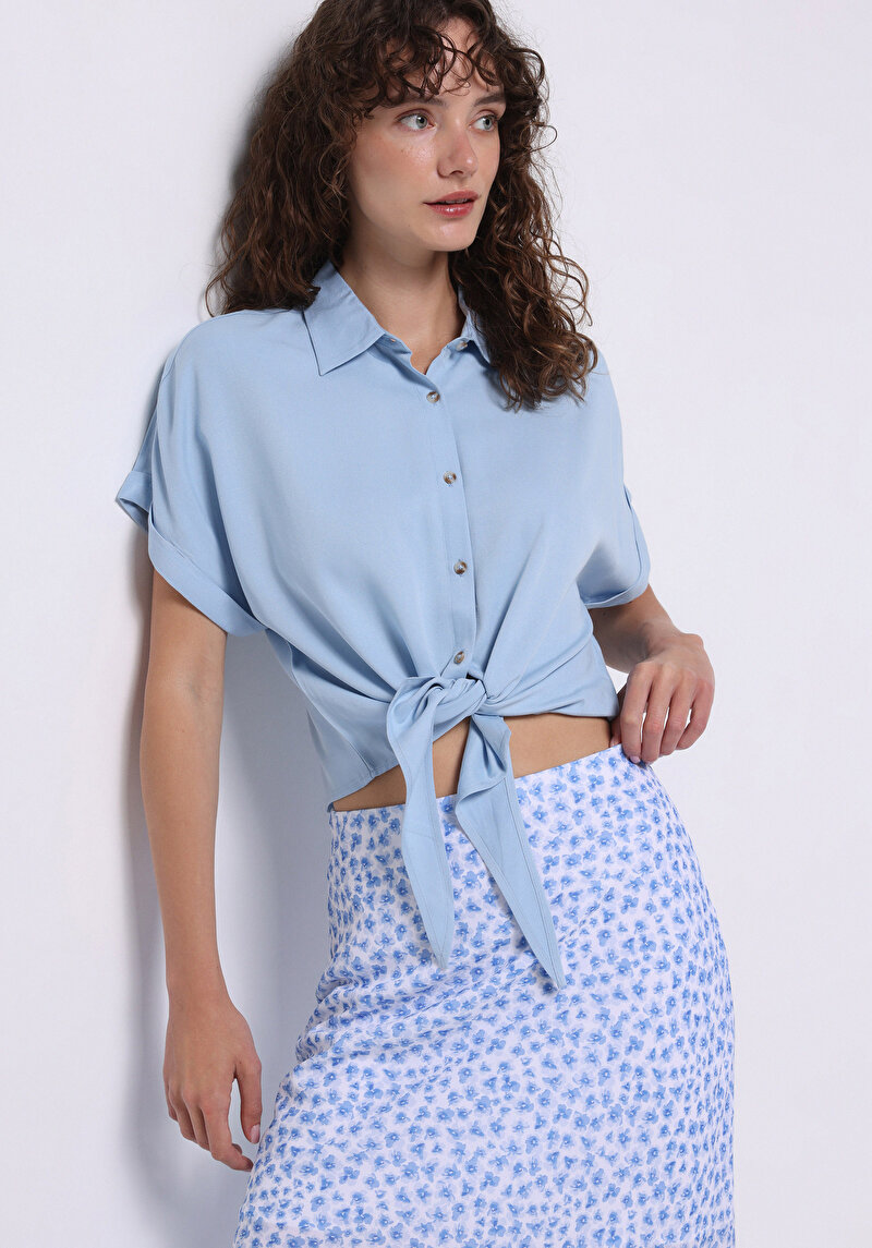 Изображение Женская синяя рубашка прямого силуэта обычного кроя с короткими рукавами