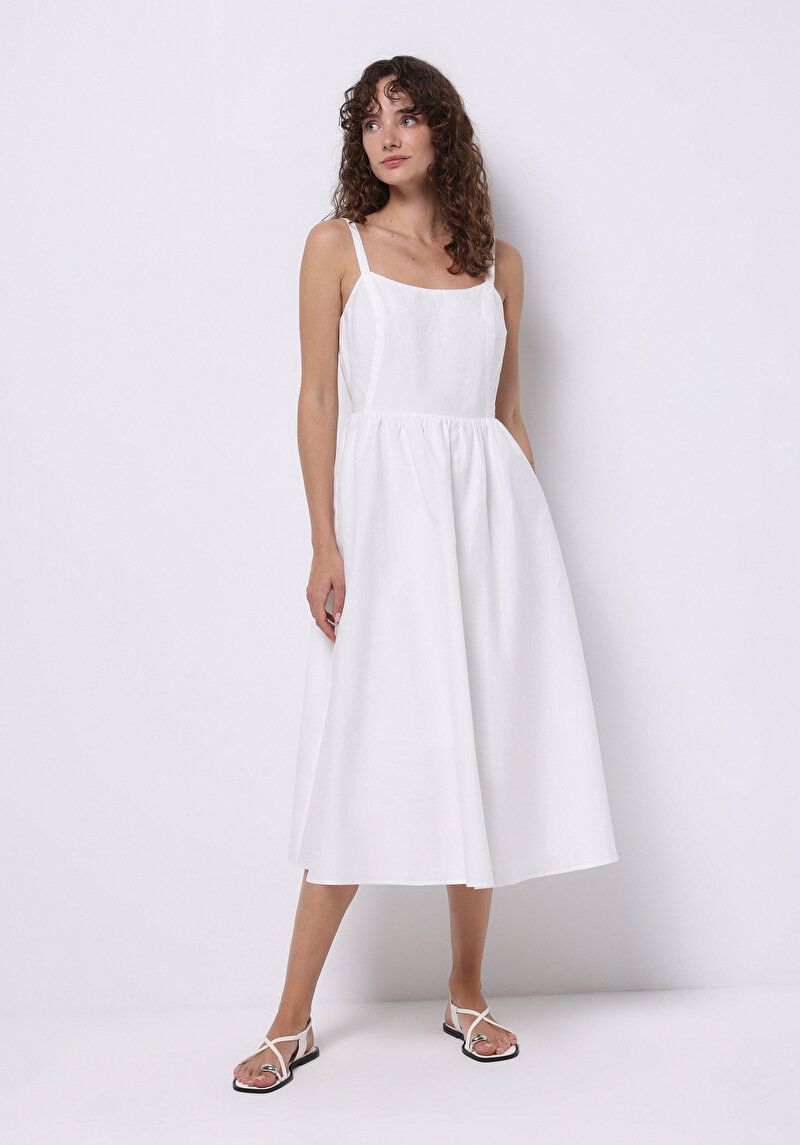 Изображение Женское белое платье стандартного кроя