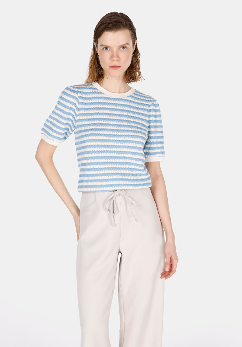 Изображение Женская белая футболка приталенного кроя