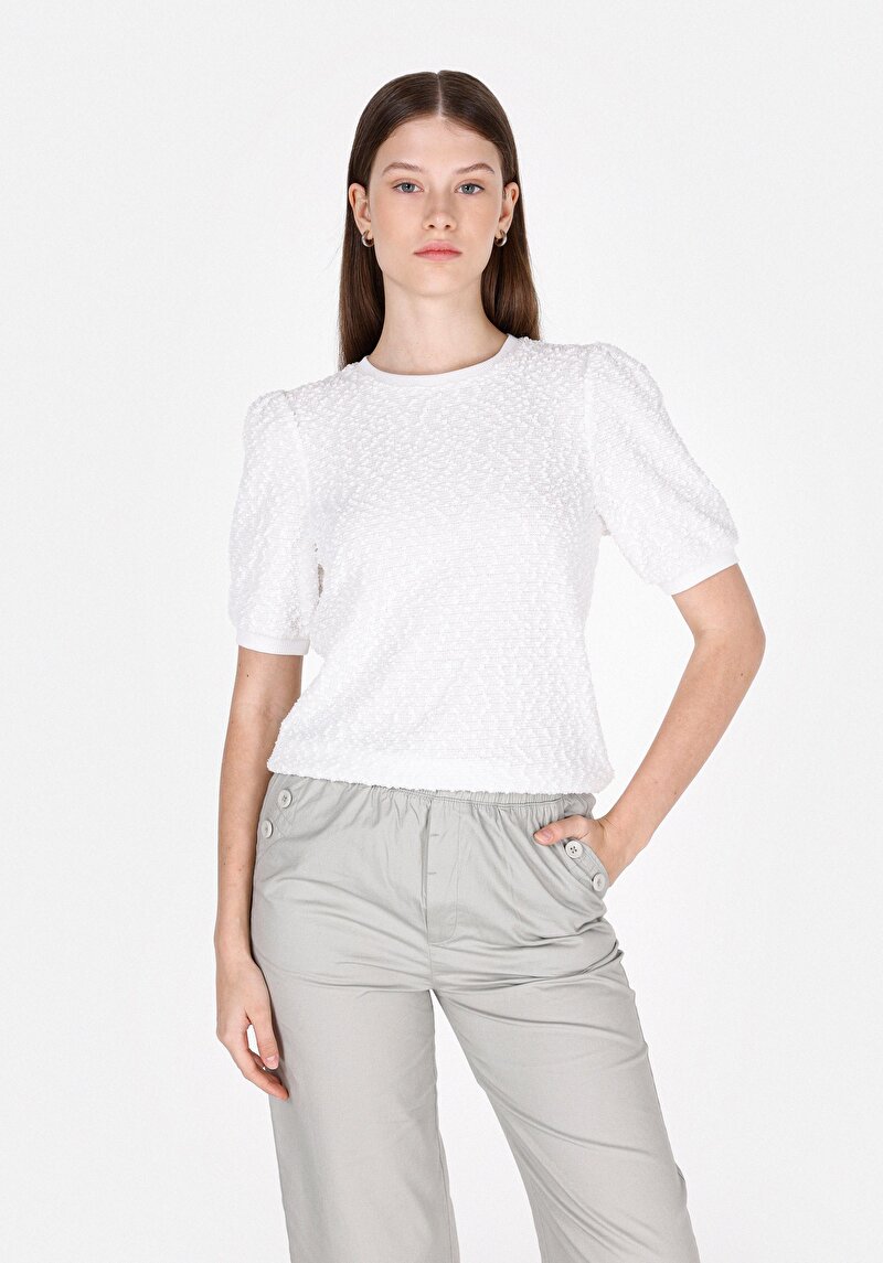 Изображение Женская белая футболка с круглым вырезом и короткими рукавами