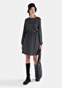 thumb-Показать информацию о Женское антрацитовое платье с короткими рукавами стандартного кроя