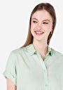 thumb-Показать информацию о Женская зелёная рубашка стандартного кроя с короткими рукавами