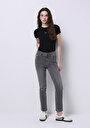 thumb-Показать информацию о Женские чёрные джинсы приталенного кроя